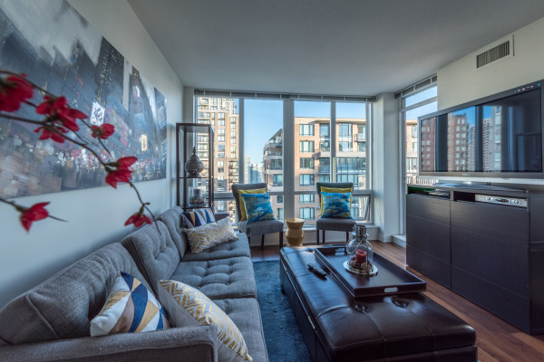 Beautiful Furnished 2+den Condo in Yaletown